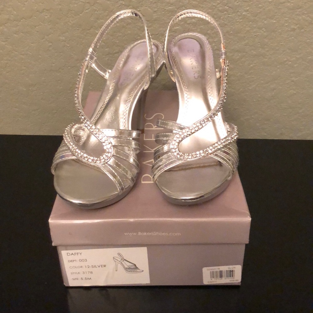 Bakers “Daffy” Silver heels 5.5